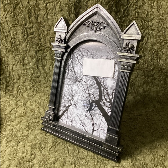 Isaac Jacobs Halloween Castle Bat Spider Accent Picture Frame Fits 4''x6'' Photo - Picture 1 of 4